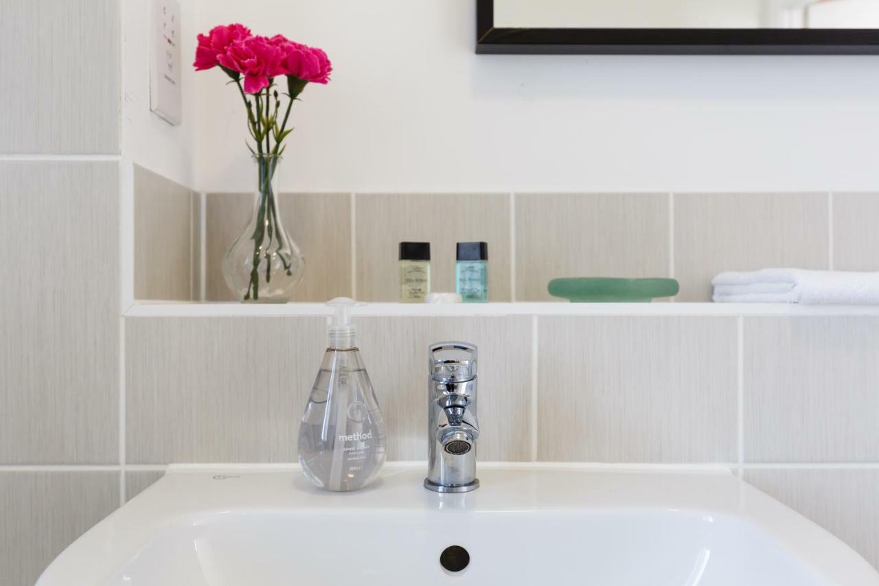 Contemporary Trumpington Apartment With Self Check-In ,Free On-Site Parking, Terrace, Super Fast Wifi & 5 Mins Drive To Papworth & Addenbrookes Hospitals Cambridge  Exterior foto